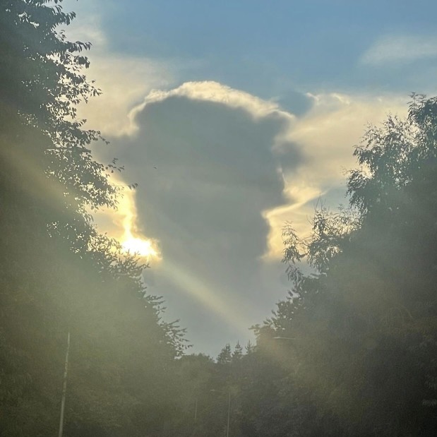 queen-shaped cloud